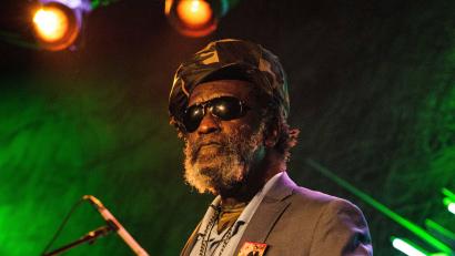 Archivbild:  Laura Brett/ZUMA Press Wire/dpa
Derrick „Duckie“ Simpson ist Gründungsmitglied der Band Black Uhuru. Die Reggae-Legenden aus Jamaika setzen am Sonntag, 4. August, den Schlusspunkt bei „Sommer in der Stadt“.