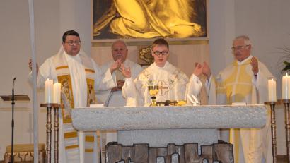 Bild: gi
Michael Steinhilber (Mitte) feiert seine Nachprimiz zusammen mit Pfarrer Udo Klösel, Diakon Herbert Sturm und Professor Alfred Hierold (von links) in der Pfarrkirche St. Peter und Paul in Moosbach. Der Neupriester übernimmt auch die Urlaubsvertretung bis 19. August.