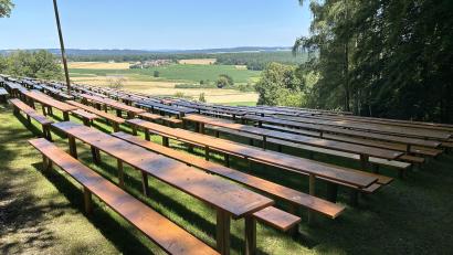 Bild: Andreas Royer
Die größte „Loge der Oberpfalz“ ist vorbereitet: Schon Tage vor dem Annabergfest werden sich am Nordhang wieder Hunderte von „Ansitzern“ niederlassen.
