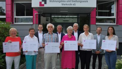 Bild: gsp
Spendenübergabe beim Wohnungsbau und Siedlungswerk Werkvolk (von links): Marianne Gutwein (SkF), Dagmar Kierner (Aufsichtsratsvorsitzende Werkvolk und in Vertretung der Jugendhilfe St. Vincent), Sascha Kierner (Prokurist Werkvolk), Bernhard Saurenbach (Amberger Tafel), Steffen Schulze (technischer Vorstand Werkvolk), Marianne Reif und Siegfried Pislor („Strohhalm“), Katharina Bucher (OTH Amberg-Weiden), Wolfgang Erb (kaufmännischer Vorstand Werkvolk) und Christine Illmberger (OTH Regensburg).