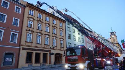Bild: Hermann Müller
Beeindruckend war die Anleiterübung mit den beiden Feuerwehrdrehleitern. Zu erkennen sind die beiden Knickgelenke am Ende des Leitersatzes mit denen die Korbbesatzung bestimmte Stellen genau ansteuern kann.