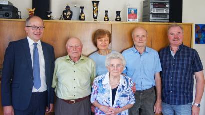 Bild: njn
Ludwig Schmid (Zweiter von links) feierte vor Kurzem seinen 90. Geburtstag. Dazu gratulierten unter anderem Kemnaths Bürgermeister Roman Schäffler (links) und Ehefrau Klara (vorne) sowie Tochter Christine und die Söhne Gerhard und Norbert (hinten, von links).