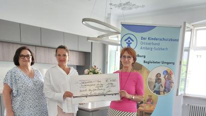 Bild: Breitfelder/exb
Die 4000-Euro-Spende von DVAG-Regionaldirektionsleiterin Michaela Lange (Mitte) nahmen die Vertreterinnen des Kinderschutzbunds, Vorstandsvorsitzende Brigitte Breitfelder (rechts) und Schriftführerin Petra Kopp (links), entgegen.
