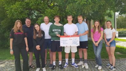 Bild: Peter Garreiss
23 Ministranten aus Moosbach machten sich zur Ministranten-Romwallfahrt auf den Weg. Die Kolpingfamilie unterstützt sie mit einem Beitrag. Darüber freute sich Pfarrer Uwe Klösel (Zweiter von links) mit den Ministranten und dankten der Kolpingfamilie mit Vorsitzenden Thomas Forster (Vierter von links).