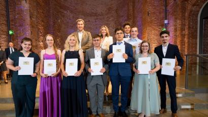 Bild: Jens Hartmann/StMUK
Gruppenbild mit allen Geehrten aus Oberfranken: Dr. Markus Söder, MdL (Bayerischer Mnisterpräsident), Anna Stolz, MdL (Bayerische Staatsministerin für Unterricht und Kultus), Ehrung herausragender Schulabsolventinnen und -absolventen, Abschlussjahrgang 2024, Allerheiligen-Hofkirche, München, 22. Juli 2024.