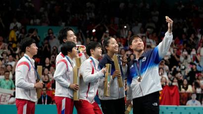 Bild: Petros Giannakouris/AP/dpa
Ein Selfie für die Ewigkeit: Nord- und Südkoreaner bei Olympia mit dem chinesischen Team,