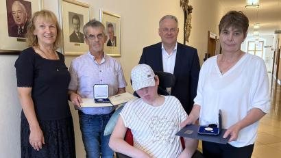 Bild: Christine Hollederer/exb
Landrat Richard Reisinger (Zweiter von rechts) händigte an Günter (Zweiter von links) und Belinda Luber (rechts) die Bayerische Staatsmedaille für soziale Verdienste aus. Auch Tochter Nadine (Mitte) und die Birgländer Bürgermeisterin Brigitte Bachmann-Mühlinghaus (links), die die Auszeichnung des Ehepaares anregte, waren bei der Übergabe im Landratsamt dabei.
