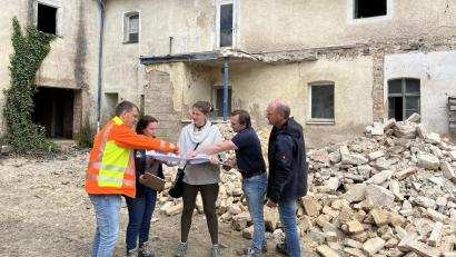 Bild: Landratsamt Tirschenreuth/exb
Termin zum Denkmalschutz beim Bischof-Senestrey-Hauses in Bärnau: Bei der Besichtigung stimmen sich (von links) Christian Gleißner von der Stadt Bärnau, Daniela Keller vom Landratsamt sowie die Planer Corinna Scherer, Florian Schabner (beide Architekturbüro Schabner) und Michael Kandziora (Büro Lehner + Baumgärtner) ab.