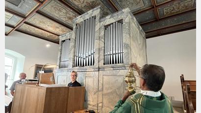 Bild: ils
Pater James Mudakodil segnet die neue Kirchenorgel in Kirchendemenreuth.