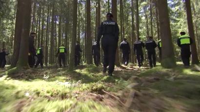 Bild: Polizei Regensburg
Großer Aufwand für eine vage Spur. Polizisten durchsuchen ein Waldgebiet bei Sinzing.