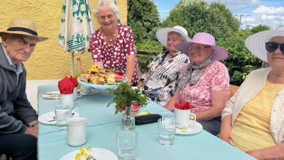 Bild: Gabi Schönberger
Gastgeberin Elisabeth Weiß serviert den Seniorinnen und Senioren den Kuchen zum Kaffeeklatsch.