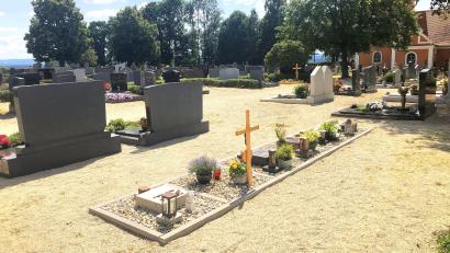 Bild: wro
Für den Friedhof am Kreuzberg in Wiesau gibt es seit drei Jahren ein Konzept, auf dem jetzt aufgebaut wird, um die Anlage noch ansprechender zu gestalten.
