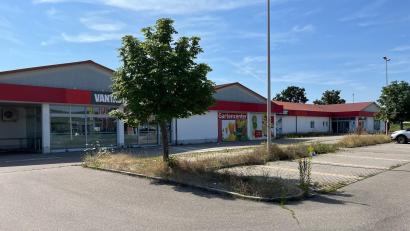 Bild: ihl
Rund 800 Quadratmeter stehen "Am Angerweiher" in Nabburg leer. Lidl ist Frank Zeitlers Favorit zur Wiederbelebung der Verkaufsfläche. Die Immobilie gehört Slate.