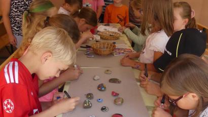 Bild: rn
Beim Malnachmittag „Kunst auf Stein“ ließen die Kinder ihren künstlerischen Ideen freien Lauf.