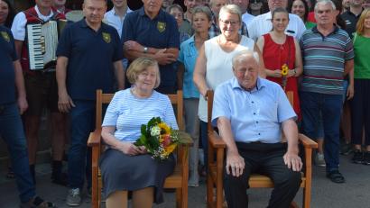 Bild: bnr
Mit zwei Ruhebänken als Geschenk gratuliert der Gemeinderat Bürgermeister Johann Wilhelm zum 75. Geburtstag.
