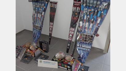 Bild: Bundespolizei/exb
Bereits jetzt für den Silvesterabend mit Feuerwerk eingedeckt hatten sich zwei Österreicher in Tschechien. Bei der Kontrolle in Waldsassen musste das Duo die zehn Kilo erlaubnispflichtige Pyrotechnik allerdings wieder abgeben.