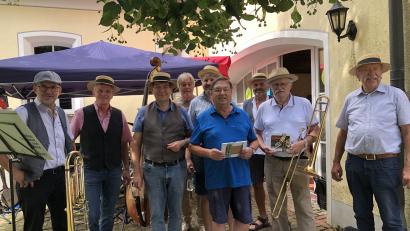 Bild: Regler/exb
Ehemalige und aktuelle Dixielandler: (von links) Robby Hofmann, Werner Heiß, Peter Grund, Peter Schertl, Norbert Kraus, Herbert Lindner, Rudi Gössl, Hans Loos und Klaus Hauenstein.