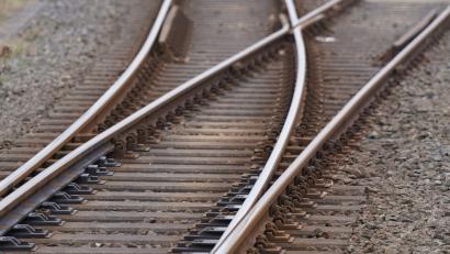 Symbolbild: Marcus Brandt/dpa
Zu einem gefährlichen Zwischenfall kam es am Montagnachmittag im Stadtgebiet Marktredwitz, als ein Jugendlicher die Gleise der Bahnstrecke Hof-Weiden betrat und sich ein Zug näherte, der nur durch eine Schnellbremsung Schlilmmeres verhinderte.