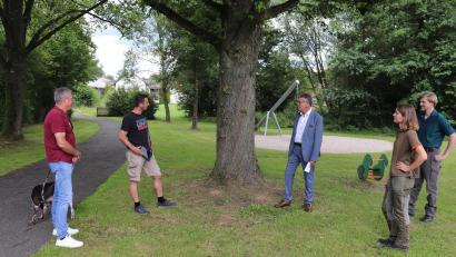 Bild: Stadt Tirschenreuth/exb
Bürgermeister Franz Stahl (Mitte) mit Stadtförster Stefan Gradl (rechts) sowie Edgar Wenisch vom gleichnamigen Sachverständigenbüro mit seinen Mitarbeitern Tobias Wenisch (ausführender Baumkontrolleur) und Projektleiterin Melinda Gauss (von links) beim Arbeitstreffen in Wondreb.