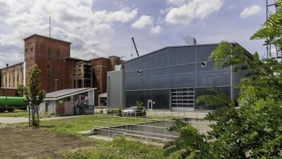 Bild: Hösamer
In der Klärschlammtrocknungsanlage in Schwandorf (rechts) entstehen pro Jahr rund 12.000 Tonnen getrockneter Schlamm, der entsorgt werden muss. Auf dem Gelände der Nabaltec (im Hintergrund) könnte dazu eine neue Verbrennungsanlage entstehen.