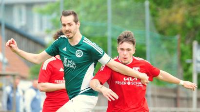 Bild: Schrems
Marco Kießling (links, in einem Punktspiel der letzten Saison) erzielte in Schwaig den Mitterteicher Treffer zum 1:0.