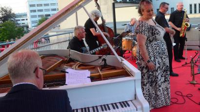 Bild: Kunz
Das Dozentenkonzert des Jazz-Seminars geht auf dem Oberdeck der Sparkassen-Garage über die Bühne.