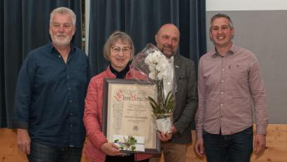 Bild: Bernhard Rauch/exb
Vorsitzender Heinrich Hildebrand, Schatzmeisterin Elfriede Frischmann, BLSV-Vertreter Paul Günther, Zweiter Vorsitzender Andreas Solter (von links) bei der Übergabe der Urkunde.