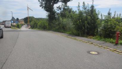 Bild: fz
An der Abzweigung Bahnhofstraße/Sperlhammerstraße hat die Gemeinde das rechts hinten den Büschen liegende Areal erworben. Hier könnten Wohnhäuser entstehen.