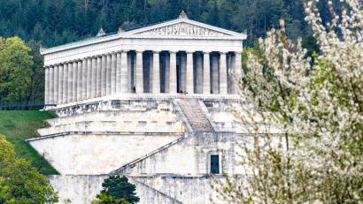 Bild: Armin Weigel/dpa
Der Ruhmestempel Walhalla an der Donau unweit von Regensburg soll ein neues Besucherzentrum erhalten. (Archivfoto)