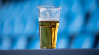 Bild: picture alliance/dpa/Bernd Thissen
Beim Altstadtfest in Sulzbach-Rosenberg wurde am Luitpoldplatz Bier für 1,50 Euro verkauft. Dahinter steckt ein bislang ungelöster Konflikt.