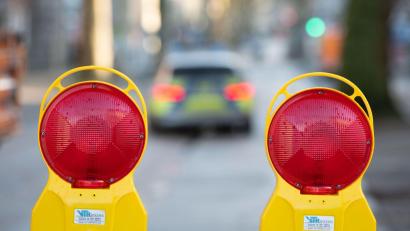 Symbolbild: Bernd Thissen/dpa/Archivbild
Am Kaiser-Ludwig-Ring in Amberg muss eine Spur für den Verkehr gesperrt werden. Dort hat sich die Fahrbahn deutlich abgesenkt.