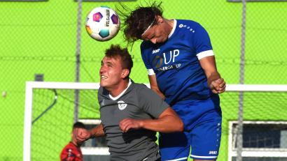 Archivbild: G. Büttner 
Die SpVgg SV Weiden (rechts Felix Behnke in der Partie gegen Fortuna Regensburg/4:1) gastiert am Freitag beim SC Eltersdorf.