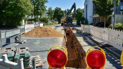 Bild: Stephan Huber
Ein Bagger hat die Erde unterhalb der Fahrbahn in der Jahnstraße in Amberg ausgegraben.