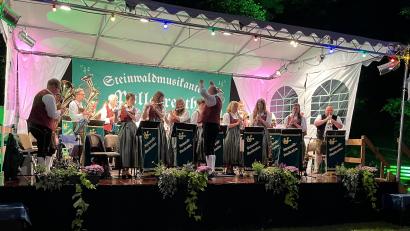 Bild: exa
Die Steinwaldmusikanten, besetzt mit neun Frauen und zwölf Männern, unter der Leitung von Dirigent Johannes Hecht zeigten ihr musikalisches Können.