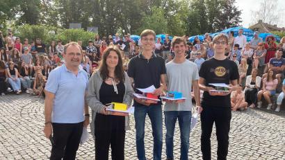 Bild: Elisa Romfeld
Das erfolgreiche Team wurde beim Schulfest des Erasmus-Gymnasiums mit Urkunden und Sachpreisen geehrt (von links): Schulleiter Weiß-Mayer, Alsu Hoppe, Florian Schneider, Max Fruntke und Johannes Rosenboem (alle Klasse 12).