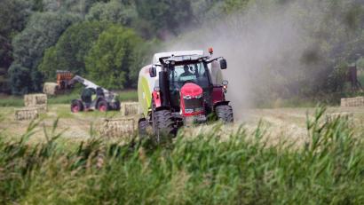 Symbolbild: Soeren Stache/dpa/ZB
Eine Ballenpresse auf dem Feld. Während Erntearbeiten kam es bei Schalkenthan zu einem Brand.