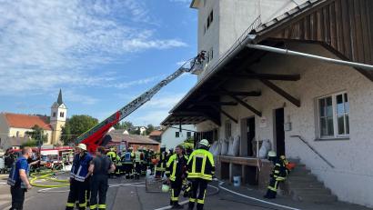 Bild: ihl
Den Brand im Lagerhaus haben die Feuerwehren schnell im Griff. Das Aufstöbern und Löschen von Glutnester dauert den Donnerstagvormittag über an.