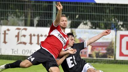 Archivbild: Hubert Ziegler
Mario Plott (rechts, Szene aus dem Testspiel gegen Weißenburg) erlitt beim 3:1-
Sieg der DJK Ammerthal in Hof eine schwere Knieverletzung.