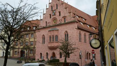 Bild: Petra Hartl
Das Rathaus in Sulzbach-Rosenberg. Wer Behördengänge zu erledigen hat, sollte sich nach Möglichkeiten einen Online-Termin geben lassen.