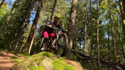 Bild: Jörg Wanitzek/exb
Über Stock und Stein auf 25 Kilometern Länge: Mountainbikern steht nun im Steinwald ein richtiger Rundkurs zur Verfügung.