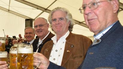 Archivbild: rgr
Rückblick ins vergangene Jahr. Hoch die Krüge: Der deutsche DAGA-Präsident Helmuth Wächter (rechts) stößt mit dem amerikanischen DAGA-Präsidenten James Joyce im Bierzelt an. Trotz kritischer Stimmen könnte man sagen: Es lebe die Deutsch-Amerikanische Freundschaft!