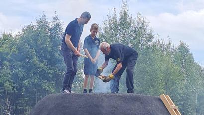 Bild: gis
Bayreuths Landrat Florian Wiedemann und Jakob Bachofner entzündeten mit Alfons Klingel (von links) den Meiler.