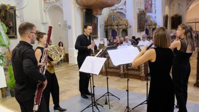 Bild: do
"Dandelion" nennt sich das Holzbläserquintett, das im Rahmen der Speinsharter Sommerkonzerte in der Klosterkirche "Zukunftsmusik" intoniert.