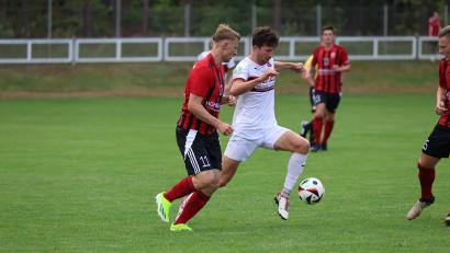 Archivbild: Dieter Jäschke
Der SC Luhe Wildenau (links Benedikt Meckl in der Partie gegen Eggenfelden ) gastiert am Freitag bei Top-Favorit FC Sturm Hauzenberg.
