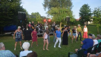 Bild: fz
Countryklänge im Pfarrgarten bei der Serenade animieren auch einige Line-Dancer.