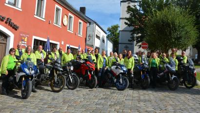 Bild: jr
Aus ganz Deutschland kamen Mitglieder des Motorradclubs "Film goes Bike" zum Treffen ins Stiftland. Hier im Bild alle Teilnehmer auf dem Therese-Neumann-Platz in Konnersreuth.