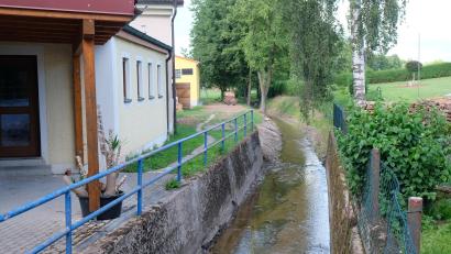 Bild: do
Das Rinnsal Biberbach kann bei Starkregen zum reißenden Gewässer werden. Doch das nach der Sturzflut vor gut vier Jahren in Auftrag gegebene Hochwasserschutzkonzept für Oberbibrach ist noch immer in der Bearbeitungsschleife.