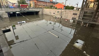 Bild: NEWS5/dpa
Erneut sind bei einem heftigen Unwetter Autofahrer in Nürnberg in überfluteten Unterführungen steckengeblieben. (Symbolbild)