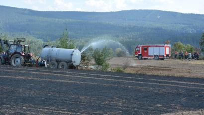 Archivbild: jr
Die Feuerwehren werden im Landkreis Tirschenreuth bei Flächenbränden fast immer von Landwirten unterstützt. Das Archivbild entstand bei einem Brand in der Nähe des Grenzlandturms bei Bad Neualbenreuth.