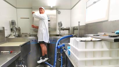 Bild: Portner
Mobiler Arbeitsplatz: Käser Thomas Fröhlich produziert im Lkw der Grenzlandkäserei direkt am Bauernhof Camembert, Schnittkäse und Bergkäse. Pflege, Reife und Verpackung folgen in der Gemeinschaftskäserei Tirschenreuth.